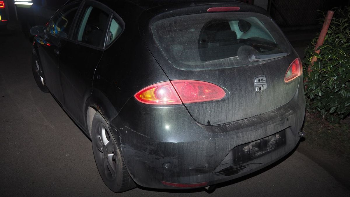 Zdrogovaný šofér se zákazem řízení ujel v Šumperku od nehody. Na místě po něm zůstala SPZ